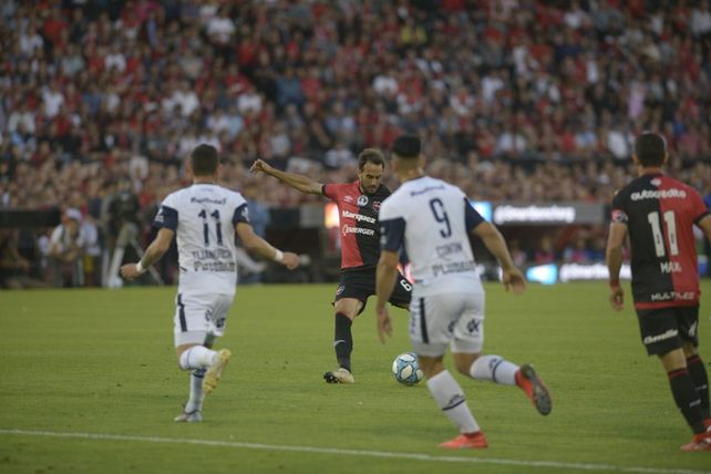 Newells hizo todo mal y fue noqueado por el Gimnasia de Maradona