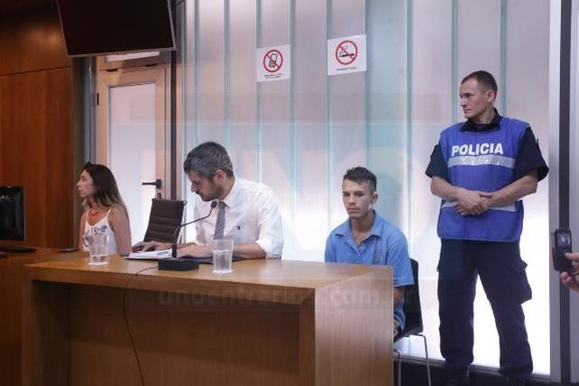 Al penal. Bustos (a la derecha del defensor oficial)