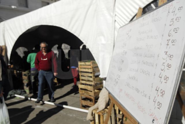 La explanada de la Legislatura se convirtió en una gran feria de productores