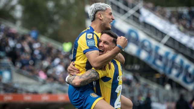 Alejo Veliz y Enzo Copetti festejan un gol de Central. El ex-Racing estuvo a punto de irse a mitad de temporada.