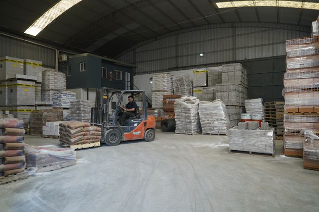 El corralón funciona también en la casa central. El consumidor final, aquel que se está haciendo su casa o una remodelación, compra también directamente allí con rápida entrega.