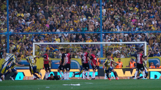 Malcorra inicia el alocado festejo tras embocarla de tiro libre. El Gigante es un mismo grito de gol.