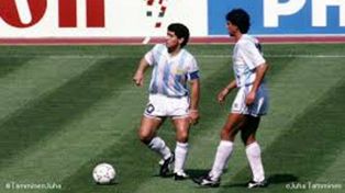 Juntos. Diego Maradona junto al Gringo Giusti en el Mundial 86 de México donde alcanzaron la gloria eterna.