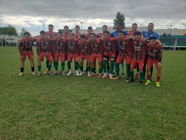La formación de Coronel Aguirre el día que se enfrentó a PSM Fútbol. El club de Villa Gobernador Gálvez fue sancionado por la violencia de sus jugadores.