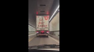 El camino rozó contra el techo del túnel.&nbsp;