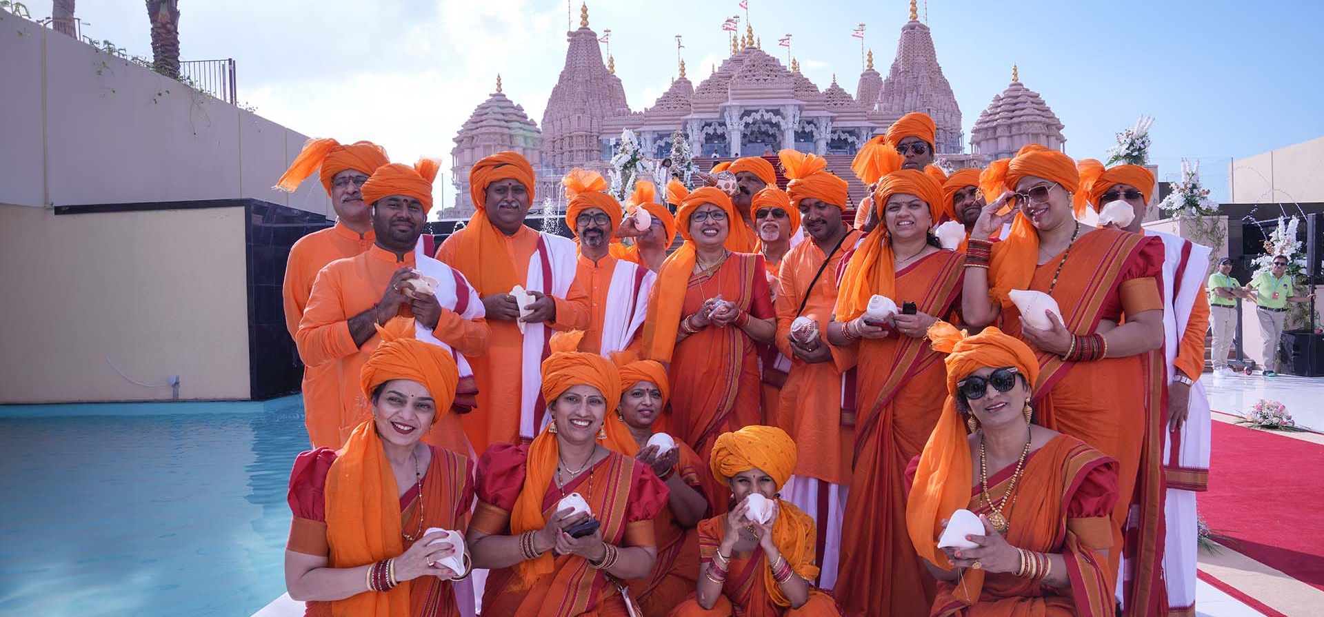 Devotos sostenien caracolas y posan para fotografías antes de la inauguración del primer templo hindú construido en piedra en Medio Oriente, en Abu Mureikha, 40 kilómetros (25 millas) al noreste de Abu Dhabi, Emiratos Árabes Unidos, el miércoles 14 de febrero de 2024. (Foto AP/Kamran Jebreili) Devotos sostenien caracolas y posan para fotografías antes de la inauguración del primer templo hindú construido en piedra en Medio Oriente, en Abu Mureikha, 40 kilómetros (25 millas) al noreste de Abu Dhabi, Emiratos Árabes Unidos, el miércoles 14 de febrero de 2024. (Foto AP/Kamran Jebreili)