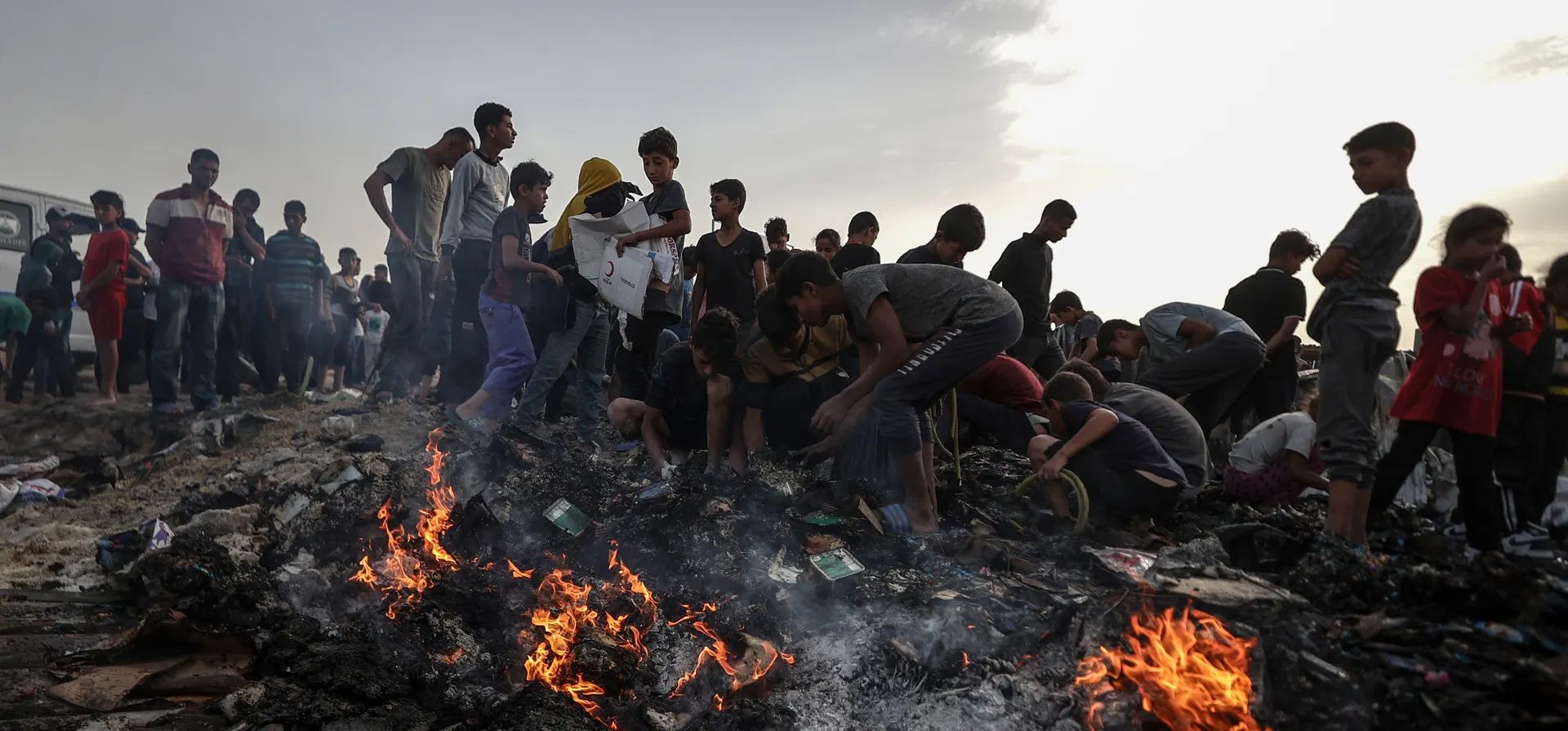 Palestinos inspeccionan la destrucción después de los ataques israelíes cerca de los almacenes del Organismo de Obras Públicas y Socorro de las Naciones Unidas para los Refugiados de Palestina. El ataque mató al menos a 35 palestinos, incluidos niños, Rafah, Gaza. Fotografía: Anadolu/Getty Images Palestinos inspeccionan la destrucción después de los ataques israelíes cerca de los almacenes del Organismo de Obras Públicas y Socorro de las Naciones Unidas para los Refugiados de Palestina. El ataque mató al menos a 35 palestinos, incluidos niños, Rafah, Gaza. Fotografía: Anadolu/Getty Images