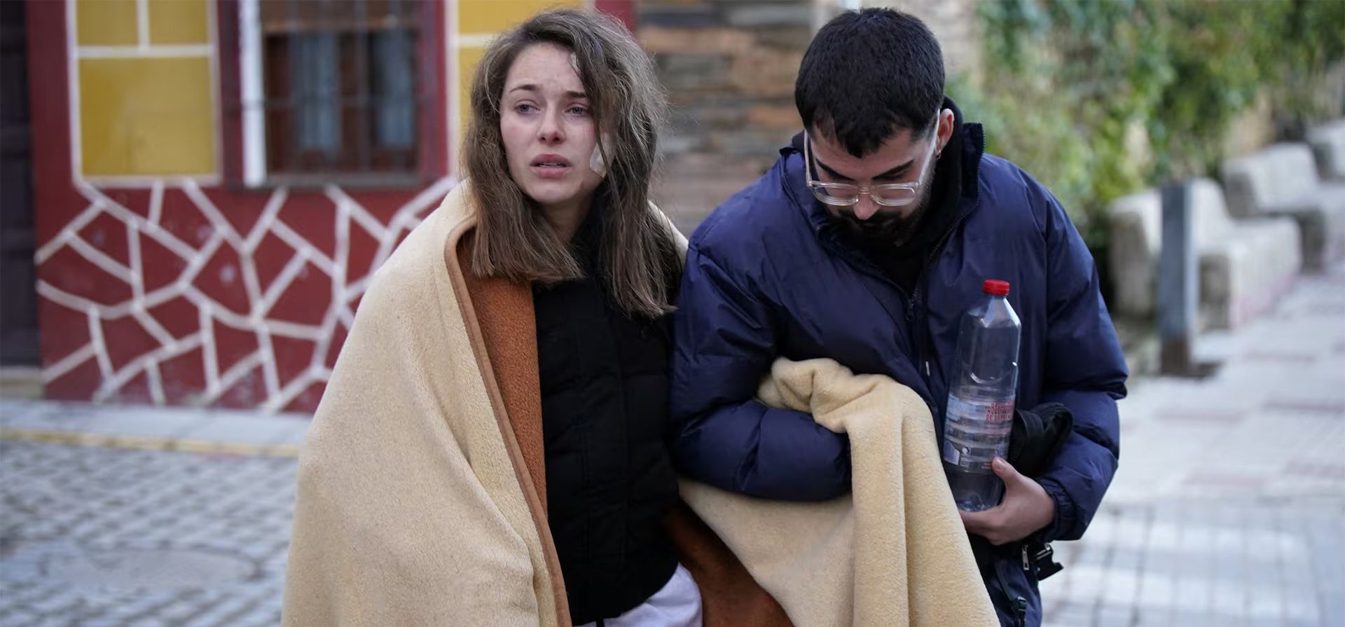 Ana, una de las supervivientes, en el Centro de Ayuda Ciudadana de Adamuz mientras busca a su perro desaparecido, que viajaba con ella y su hermana, ahora hospitalizada. Ana Beltran (REUTERS) Ana, una de las supervivientes, en el Centro de Ayuda Ciudadana de Adamuz mientras busca a su perro desaparecido, que viajaba con ella y su hermana, ahora hospitalizada. Ana Beltran (REUTERS)