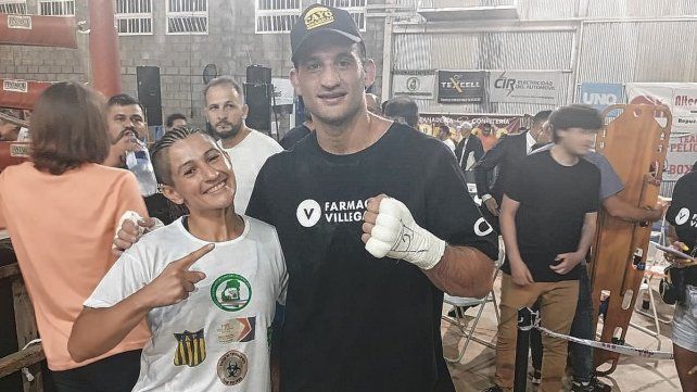 Cinthia González y Franco Catena posan tras finalizar sus combates.