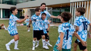 Leo Messi disfrutó de una jornada a puro fútbol con su familia en su casa