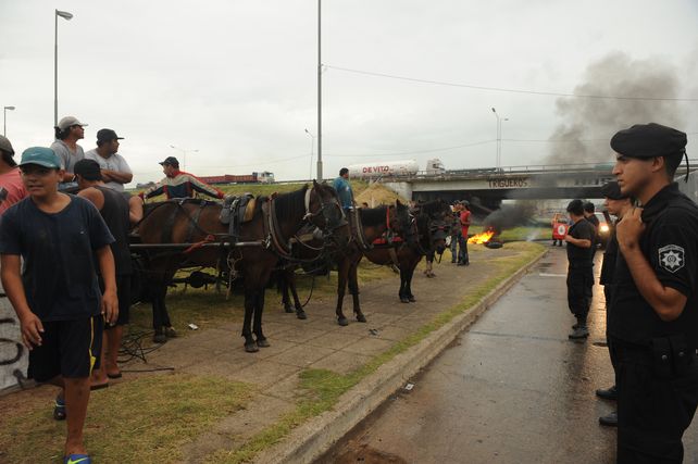 Fue necesaria la asistencia de la policía para liberar la zona de Circunvalación y Presidente Perón. (C.M.Lovera)
