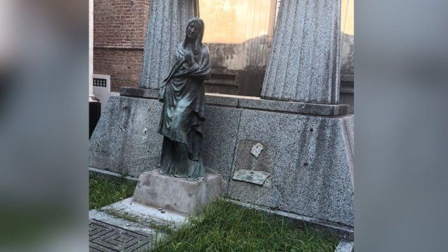 La Asociación de Exalumnos de la Escuela Normal Superior José María Torres expresó su dolor por la desaparición de placas en el mausoleo del educador.