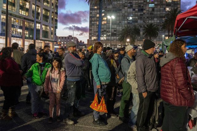 Una fila de gente en Montevideo a la espera de retirar bolsones de alimentos.&nbsp;