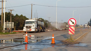 Tránsito cortado sobre ruta A 012, muy cerca del cruce con autopista a Buenos Aires, mientras Bomberos trabajan para limpiar la ruta
