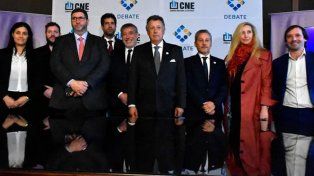 Autoridades de la CNE junto a los apoderados de los dos frentes en pugna electoral.