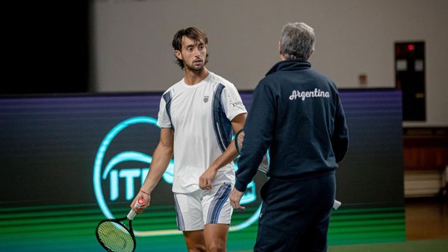 Thiago Tirante recibe indicaciones de Javier Frana en uno de los entrenamientos del seleccionado nacional. Argentina debuta en la Copa Davis 2026 ante Corea del Sur.