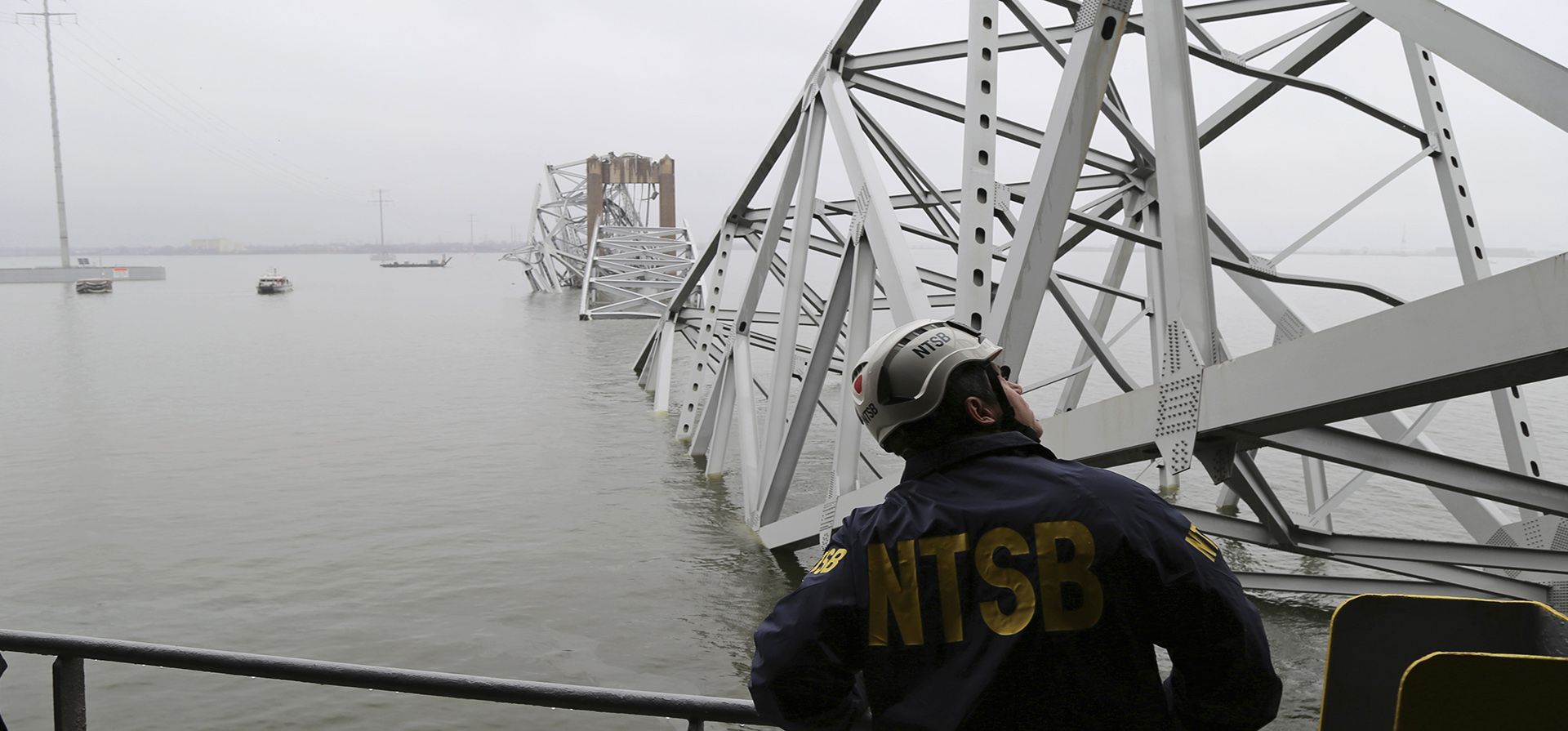 Imagen publicada por la Junta Nacional de Seguridad y Transporte, se ve a un investigador de la NTSB en el carguero Dali, que chocó y colapsó el puente Francis Scott Key, el miércoles 27 de marzo de 2024 en Baltimore. (Peter Knudson/NTSB vía AP Imagen publicada por la Junta Nacional de Seguridad y Transporte, se ve a un investigador de la NTSB en el carguero Dali, que chocó y colapsó el puente Francis Scott Key, el miércoles 27 de marzo de 2024 en Baltimore. (Peter Knudson/NTSB vía AP