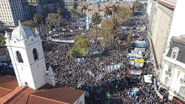 Con una fuerte condena a los discursos de odio, una multitud colmó la Plaza de Mayo
