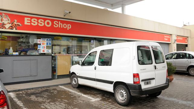 A cara descubierta, tres delincuentes asaltaron la Esso de Mendoza y Avenida Freyre