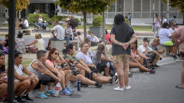 Se instalaron frente a la Casa de Gobierno. Reclaman más alimentos para los comedores y repudian el ajuste.