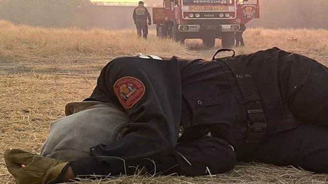 La foto de la mujer bombero exhausta que se viralizó