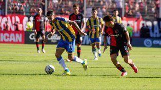 Ángel Di María traslada ante la marca del juvenil Valentino Acuña, en el clásico disputado en el Parque.