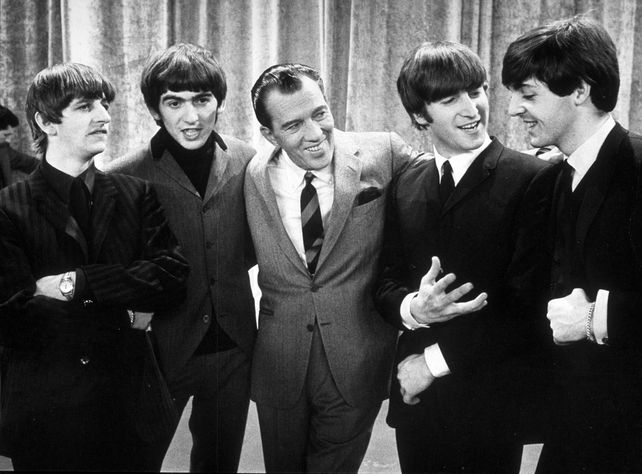 Los Beatles junto al conductor Ed Sullivan.