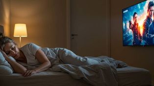 Dormir con la TV engorda según el experto Diego Golombek