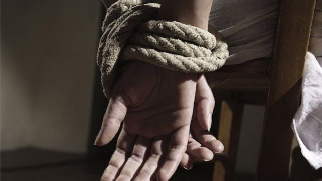Una mujer simuló su secuestro junto a su amante para estafar a su esposo