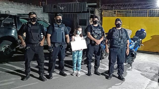 La niña de 10 años entregándole un presente a los agentes que participaron del operativo de traslado desde Santo Tomé tras ser picada por un alacrán