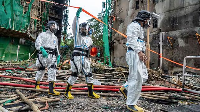 La malla protectora usada en andamios del complejo Wang Fuk Court de Hong Kong que propagó el incendio devastador no cumplía con los estándares de seguridad&nbsp;