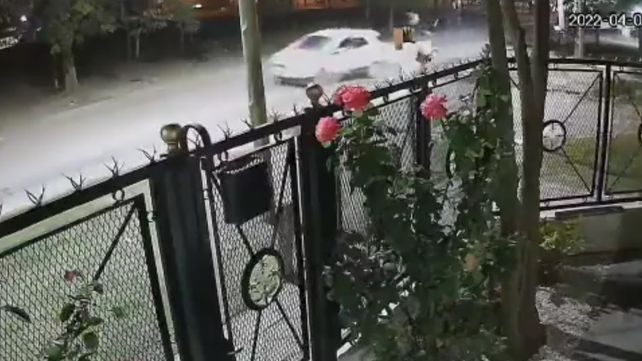 Video: atropelló a un ciclista, escapó y le prendió fuego a la camioneta