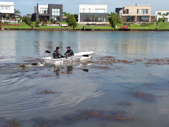 Hallaron el cuerpo del joven que ingresó con un kayak al lago artificial de un country en Escobar