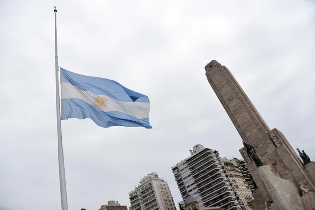 El mástil del Monumento con la bandera a media asta. Tres días de duelo por Horacio Usandizaga