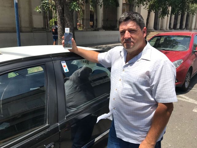 Enrique, el primer taxista de la ciudad que ofrece que le paguen con tarjeta