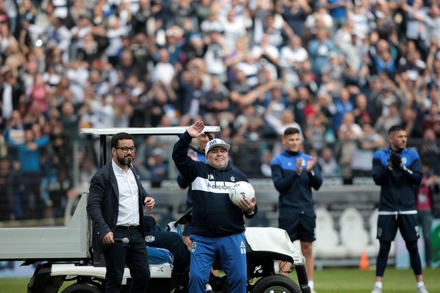 Un Maradona emocionado y con lágrimas fue presentado en Gimnasia