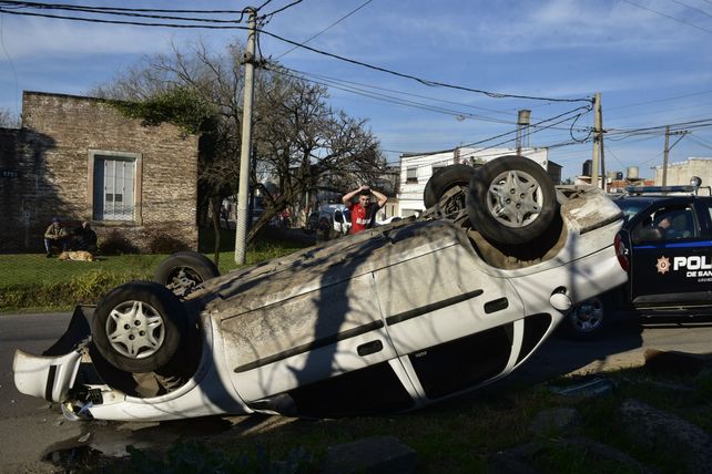 El Chevrolet Corsa quedó dado vuelta sobre la calle. Las consecuencias del tremendo impacto fueron fatales.