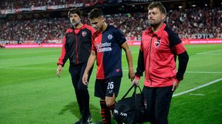 Ramiro Sordo se retira lesionado a los 11 minutos de juego ante Sarmiento. Otro desgarro en Newells, como el de Brian Aguirre.