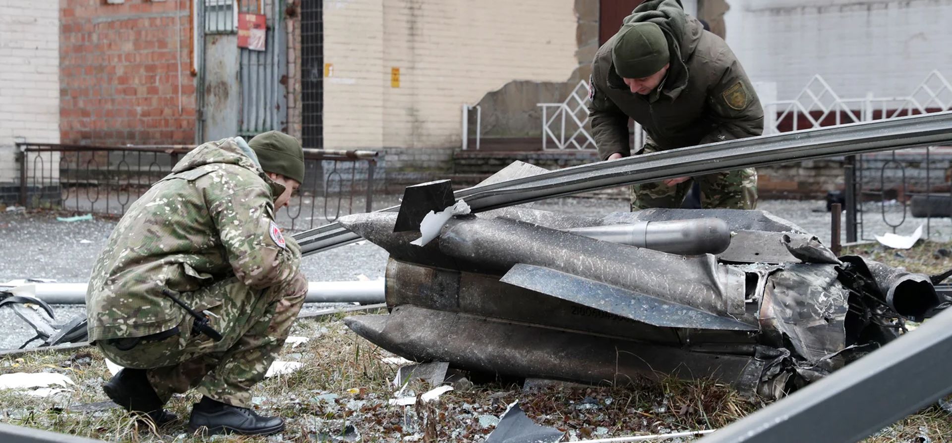 Soldados se preparan para cargar los restos de un cohete en un camión después del bombardeo ruso en Kiev, Ucrania, el jueves 24 de febrero de 2022. Las tropas rusas lanzaron su ataque anticipado contra Ucrania.