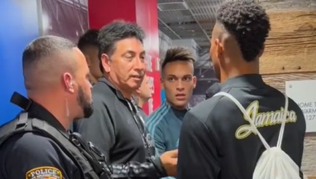 Un jugador de Jamaica recibe la noticia de que no hay más camisetas ante la mirada atónita de Lautaro Martínez.