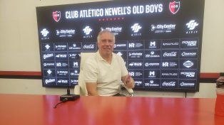 Roberto Sensini es la cara visible del fútbol de Newells. La idea es seguir activo en el mercado de pases.