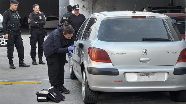 Personal policial levanta huellas en el auto utilizado por los delincuentes.&nbsp;