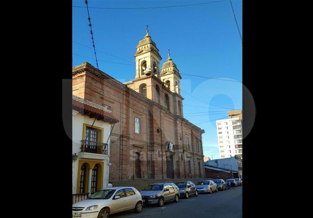 Desconocidos ingresaron por la parte de atrás de la parroquia y robaron elementos de valor.