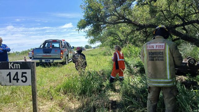 Un vehículo Ford Ecosport con una pareja que viajaba a Brasil debieron ser socorridos por los Bomberos tras volcar en ruta 12