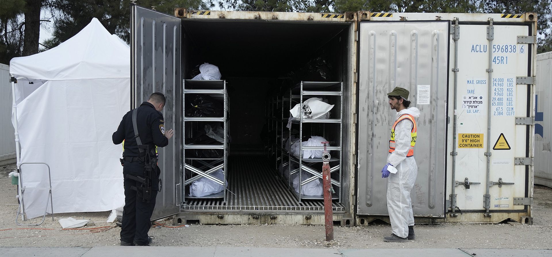 Las fuerzas de seguridad exhiben los cuerpos de israelíes muertos en un ataque militante de Hamas el 7 de octubre que están almacenados en un contenedor refrigerado para su identificación en una base militar en Ramle, Israel, el martes 31 de octubre de 2023. (Foto AP/Maya Alleruzzo) Las fuerzas de seguridad exhiben los cuerpos de israelíes muertos en un ataque militante de Hamas el 7 de octubre que están almacenados en un contenedor refrigerado para su identificación en una base militar en Ramle, Israel, el martes 31 de octubre de 2023. (Foto AP/Maya Alleruzzo)