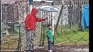 El papa con el nene en la lluvia.
