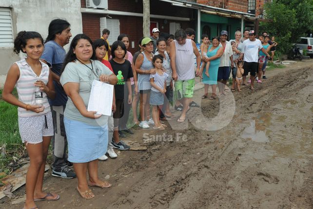 Los veicnos presentarona las autoridades un petitorio firmado por los vecinos.