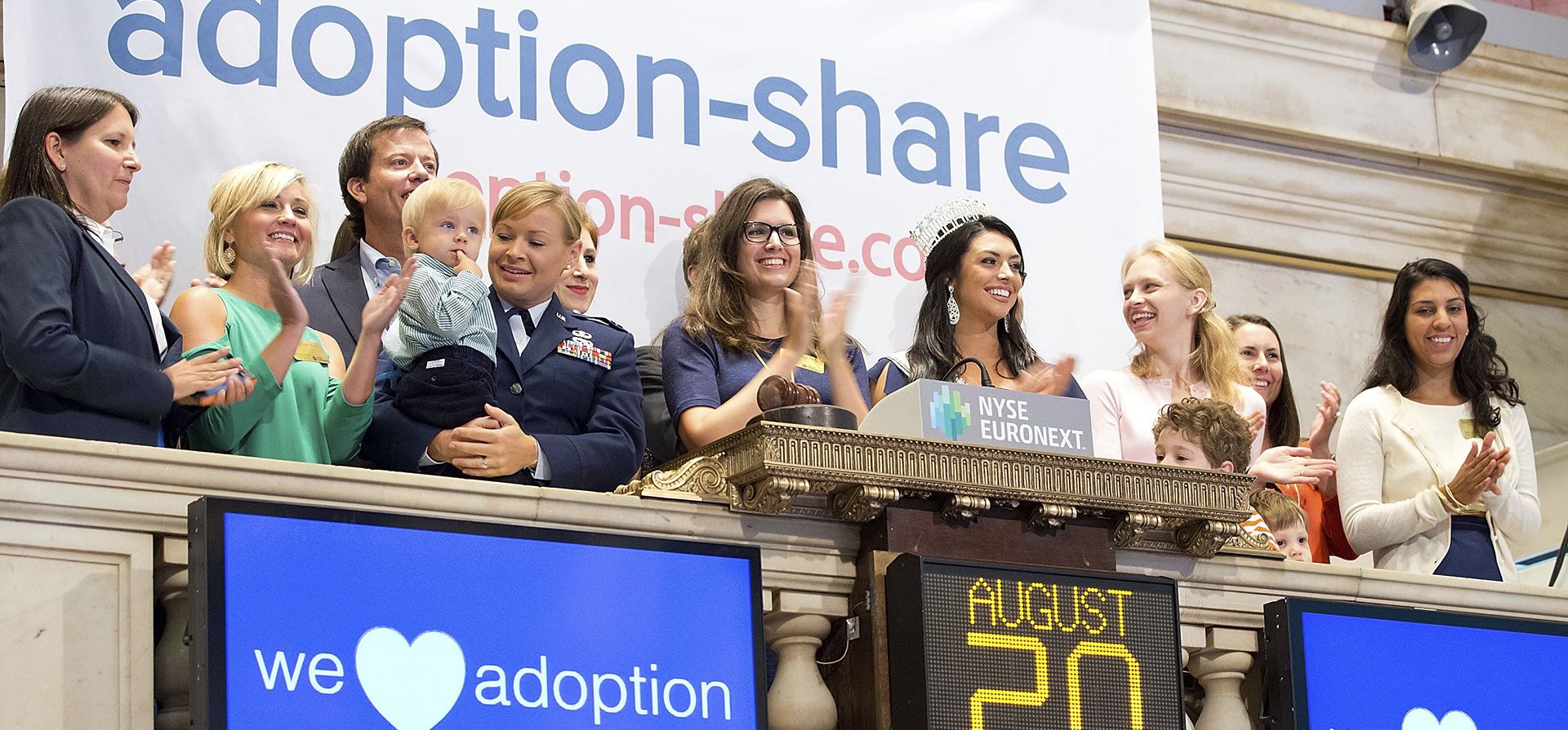 La fundadora y directora ejecutiva de Adoption-Share, Thea Ramirez, en el centro, Miss Utah USA 2013, Marissa Powell, a la derecha, y otros partidarios de la adopción tocan la campana de apertura en la Bolsa de Valores de Nueva York en Nueva York, (BOLSA DE NUEVA YORK vía AP) La fundadora y directora ejecutiva de Adoption-Share, Thea Ramirez, en el centro, Miss Utah USA 2013, Marissa Powell, a la derecha, y otros partidarios de la adopción tocan la campana de apertura en la Bolsa de Valores de Nueva York en Nueva York, (BOLSA DE NUEVA YORK vía AP)