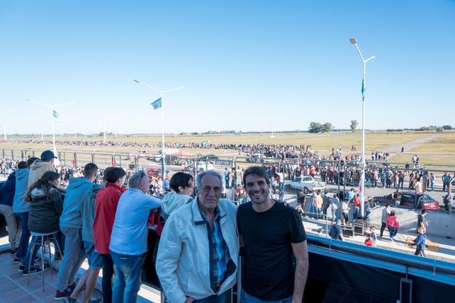 Juan María Traverso junto al intendente nicoleño Manuel Passaglia
