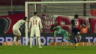 Otra vez Hoyos. El arquero leproso mantuvo con vida a la lepra ante Huracán.